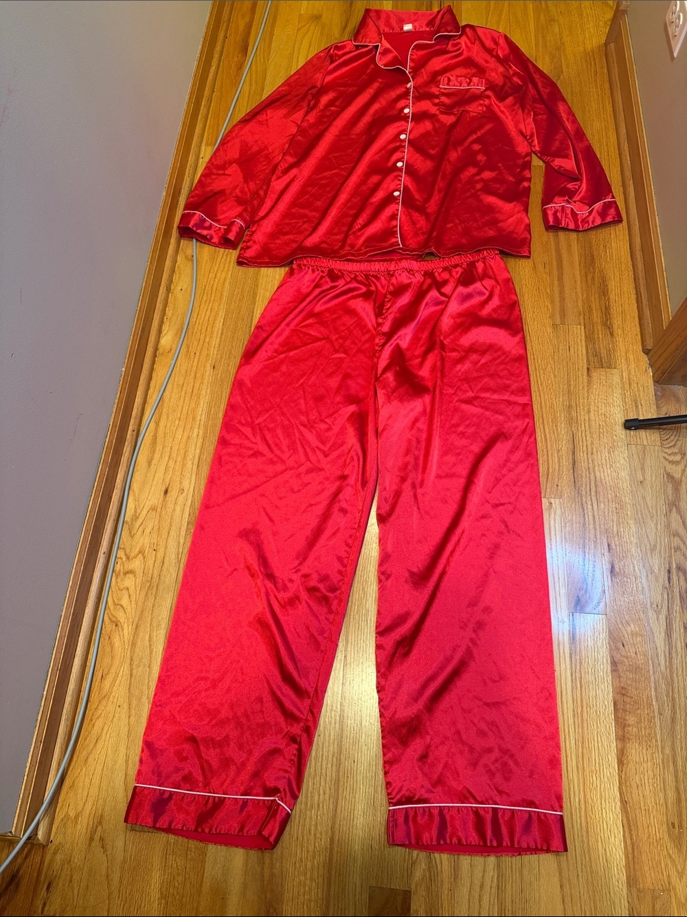 Amazon XL Women's Red Satin Pajama Set with Contrast Piping
